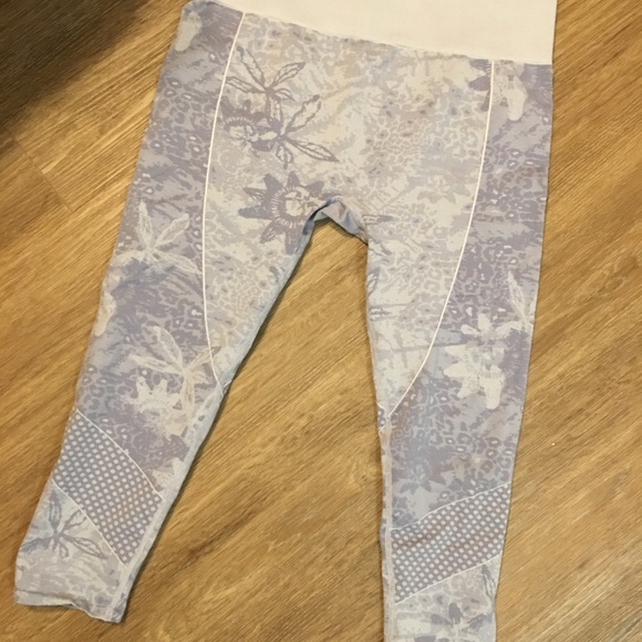 Fabletics Seamless Mid Rise Jacquard Capri - Picture 4 of 6
